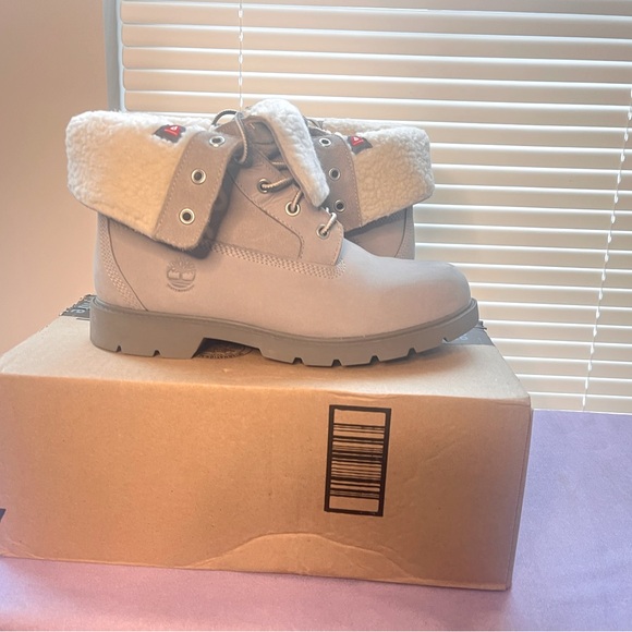 Women’s Grey Waterproof Faux Fur Timberland’s size 8.5 - Like new - Picture 1 of 7
